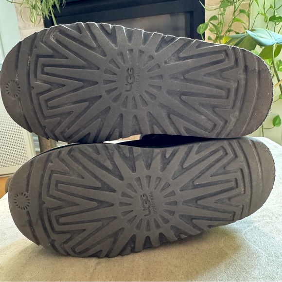 UGG Cassidee Black Leather Sweater Knit Boots with Buckle Size 2 - Picture 6 of 6